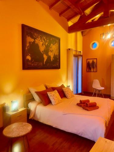 une chambre avec un grand lit blanc dans une pièce dans l'établissement Le Domaine d'Adrien, à Larnage