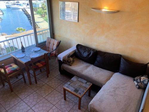 un salon avec un canapé et une table dans l'établissement Résidence Port Soleil Bâtiment B1 - Duplex T2 4 pers. - Résidence Port Soleil MAE-3224, au Cap d'Agde