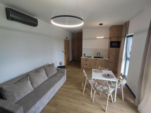 a living room with a couch and a table at Horizon Park Boszkowo in Boszkowo-Letnisko