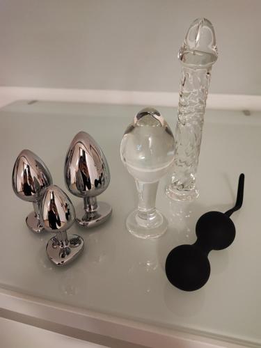 a white counter top with silver dishes and a vase at Gîte-Love Room L'Albizia - Escapade romantique in Bindernheim