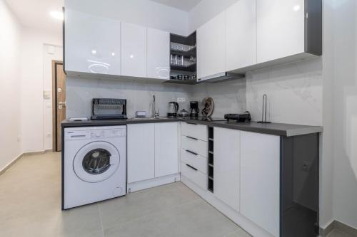 Loutraki Studio by the Beach Bars,Taverns,AC, Washer
