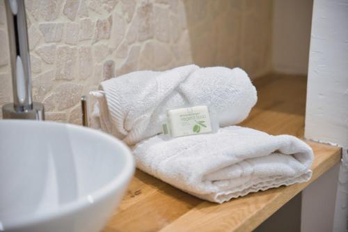 - une salle de bains avec des serviettes sur un comptoir à côté d'un lavabo dans l'établissement The secret cave, à Reims