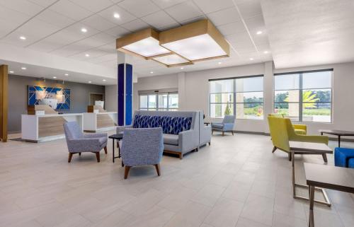 Χώρος καθιστικού στο Holiday Inn Express & Suites Macclenny by IHG