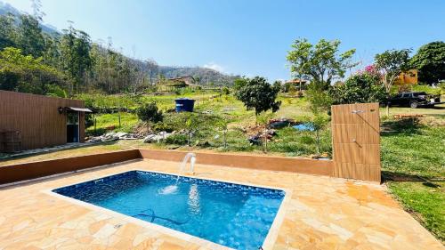 Una piscina con una fuente de agua en un patio. en Rubi, en São Pedro