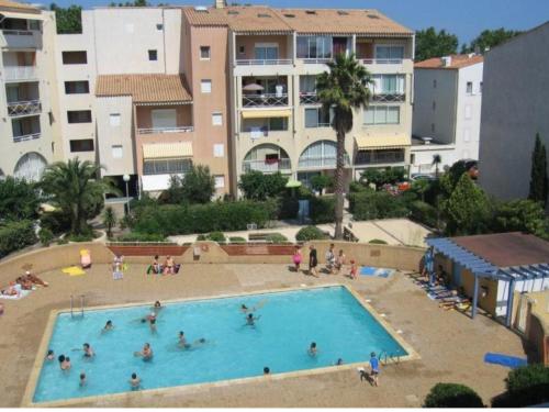 un groupe de personnes dans une piscine dans l'établissement Appart Confort 4-6 Pers Agde,Animaux ok, Plage Richelieu à 150m, Piscine, Parking, Aqualand -, au Cap d'Agde