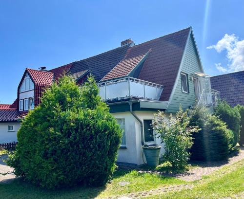 a house with a balcony on top of it at Küstenkoje Red Balkon und Hund willkommen in Prerow