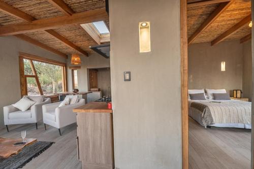 a room with a bed and a kitchen and a living room at Alma del desierto in Sólor