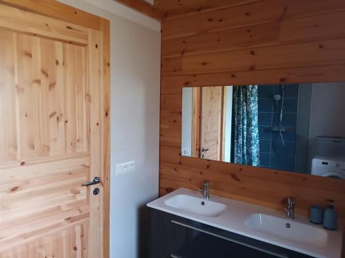 une salle de bain avec un lavabo et un miroir dans l'établissement Chalet L 'instant Géromois, à Gérardmer