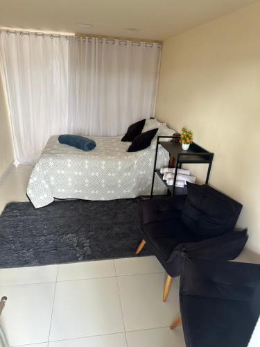 une chambre avec un lit et une fenêtre dans l'établissement Águas cristalinas 01, à Cabo Frio