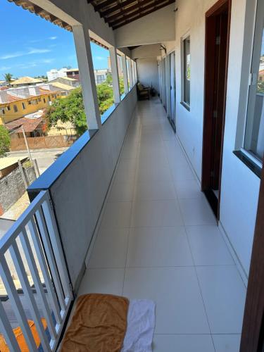 un couloir d'un immeuble avec un balcon dans l'établissement Águas cristalinas 01, à Cabo Frio