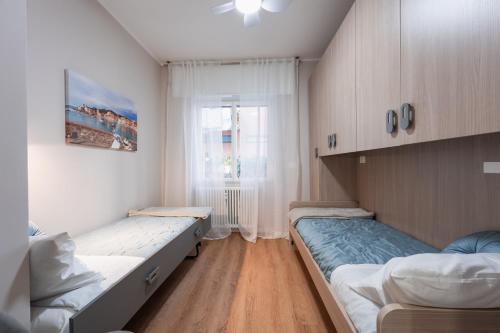 Un pat sau paturi într-o cameră la BG Apartments - Central and quiet two bedroom flat