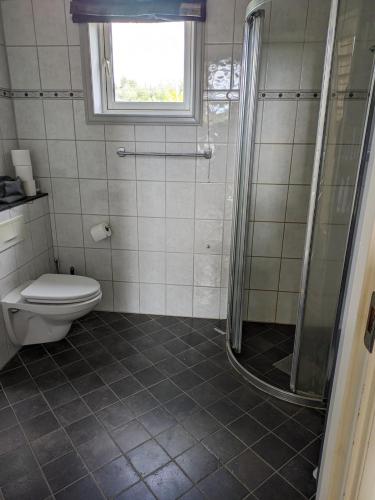 Ένα μπάνιο στο Large house 5 bedr 2 full baths Near trainst
