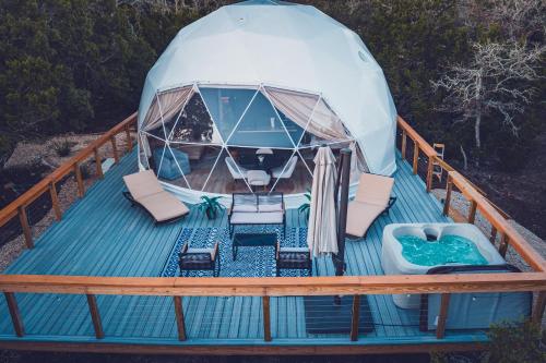 Patio nebo venkovní prostory v ubytování Gaia Dome Stars Hottub Wineries Secluded Romantic Frederick