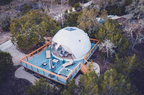Bazén v ubytování Gaia Dome Stars Hottub Wineries Secluded Romantic Frederick nebo v jeho okolí