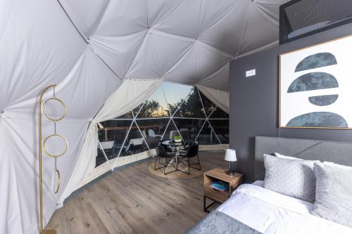 Postel nebo postele na pokoji v ubytování Gaia Dome Stars Hottub Wineries Secluded Romantic Frederick