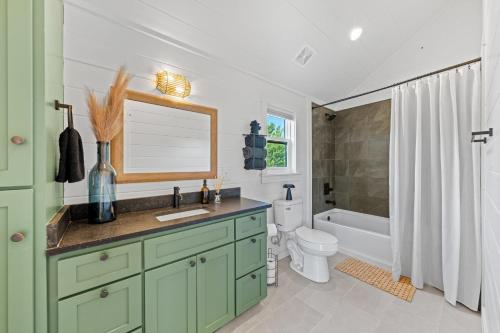 Ένα μπάνιο στο Apollo Treehouse Lux Hot tub Fredericksburg EV
