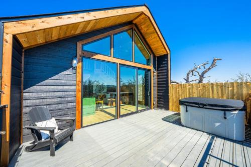 Φωτογραφία από το άλμπουμ του Apollo Treehouse Lux Hot tub Fredericksburg EV σε Fredericksburg