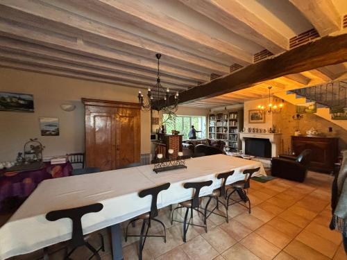 - un grand salon avec une grande table et des chaises dans l'établissement Les hauts de Chaumont, à Chaumont-sur-Loire