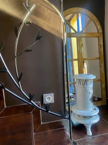 La salle de bains est pourvue d'un miroir et de toilettes. dans l'établissement Le Domaine d'Adrien, à Larnage