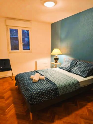 une chambre avec un lit avec deux serviettes dessus dans l'établissement Mini-studio avec kitchenette OU chambre confort avec frigo et TV - Parking en option sur résa !, à Chaville