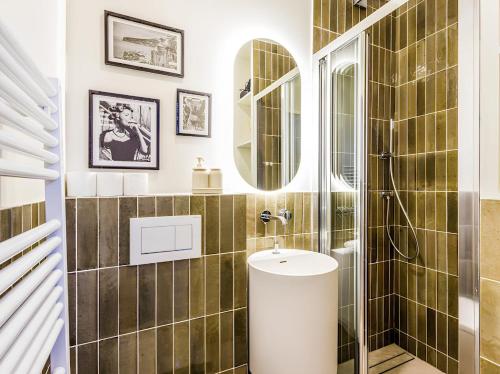 une salle de bain avec un lavabo et un miroir dans l'établissement Lovely Suite Sea, à Trouville-sur-Mer