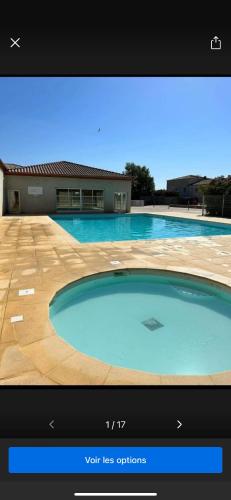 une télévision avec une photo de piscine dans l'établissement Gabin sous les Oliviers, à Gallargues-le-Montueux
