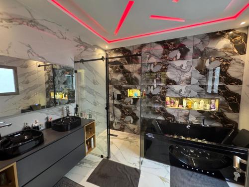 un baño con dos lavabos y una ducha en Beautiful new modern house with full comfort, en Marrakech
