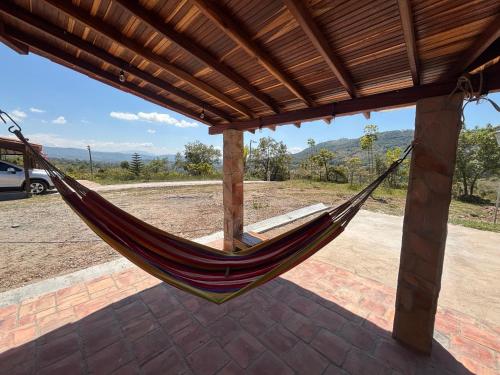 a hammock hanging from a pergola at Villa Campestre Los Girasoles in Curití