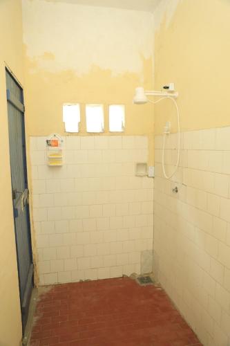 a bathroom with a shower with two windows at Casa Rústica e Aconchegante em Camocim in Camocim