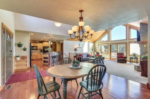 Una cocina o zona de cocina en Keystone Cabin about 9 Mi to Mt Rushmore!