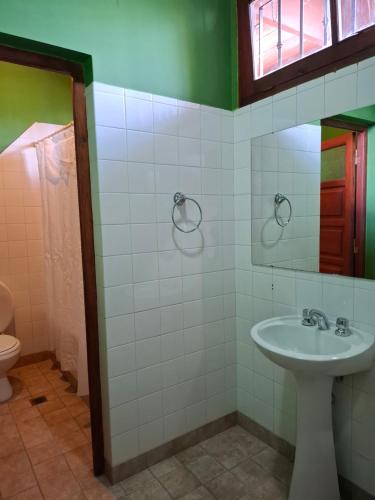 ReyesにあるDepartamento Jardín de Reyesの洗面台と鏡のあるバスルーム