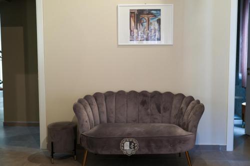 a couch in a room with a picture on the wall at Palazzo Giudecca in Reggio Calabria