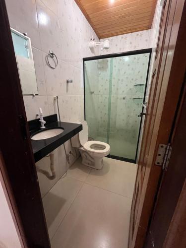 a bathroom with a toilet and a sink and a shower at Casa espaço inteiro em Santarém é aqui in Santarém