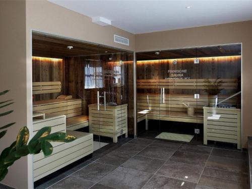 ピーゼンドルフにあるTauern Suites Mitterwirt TOP 212の洗面台2つとシャワー付きのバスルーム