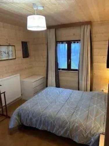 une chambre avec un lit et une fenêtre dans l'établissement Maison charmante à Girmont-Val-d'Ajol avec vue sur la montagne, à Girmont-Val-d'Ajol