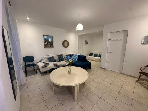 un salon avec un canapé et une table dans l'établissement Appartement-Toulon-Port, à Toulon