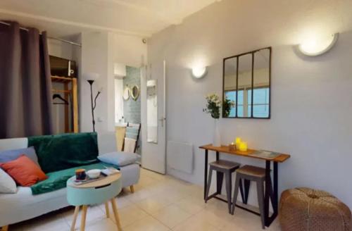 un salon avec un canapé et une table dans l'établissement Studio cosy à Paris 12m² avec terrasse privée, à Paris