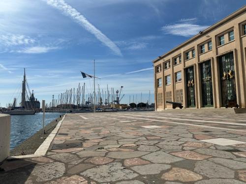 un bâtiment à côté d'un port de plaisance avec des bateaux dans l'eau dans l'établissement Appartement-Toulon-Port, à Toulon