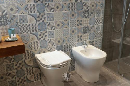 a bathroom with a toilet and a sink at Palazzo Giudecca in Reggio Calabria