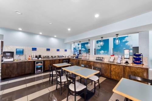 阿兰瑟斯港阿兰萨斯港贝斯特韦斯特汽车旅馆的一间设有桌椅的快餐店