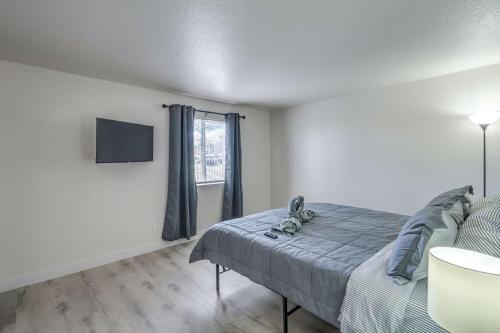 Postel nebo postele na pokoji v ubytování Vegas Getaway Near Strip! Sleeps 6!