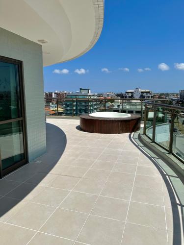 a balcony of a building with a view of a city at Cobertura Sol Sereno in Cabo Frio
