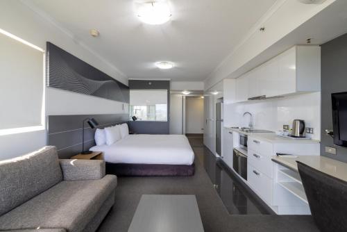 Una cocina o cocineta en Oaks Townsville Hotel
