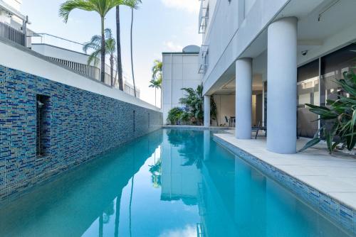 La alberca dentro o cerca de Oaks Townsville Hotel