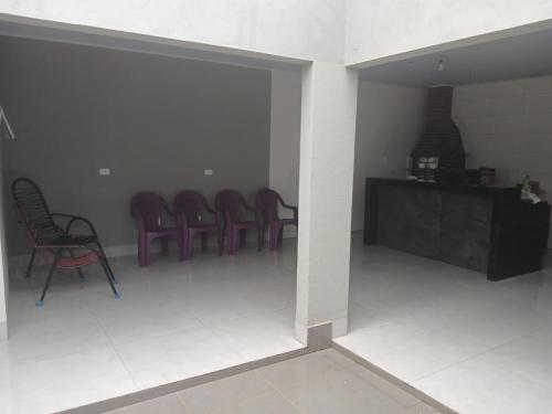 a group of chairs sitting in a waiting room at Casadapraça in Goianésia