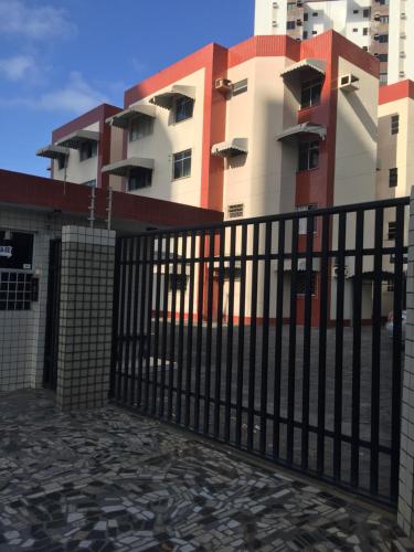 a gate in front of a building at Amplo apto com garagem, próximo shopping Jardins in Aracaju