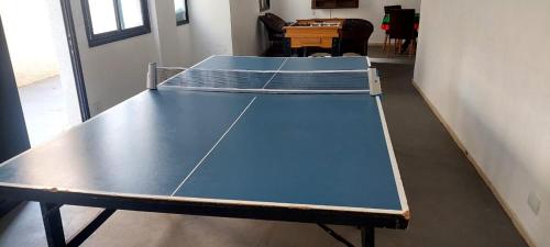 eine Tischtennisplatte mit zwei Tennisschlägern darauf in der Unterkunft Apartamento em Guaruja Enseada in Guarujá