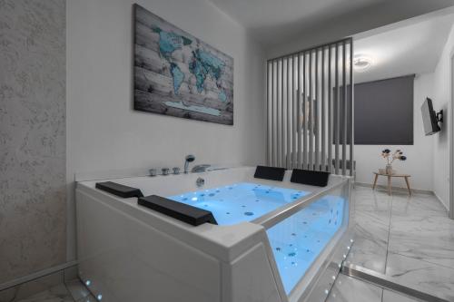 PREMIUM JACUZZI SUITE at the City center, by Aqua Platinum