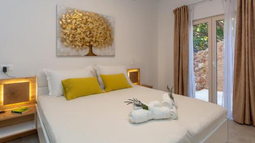 Family friendly house with a swimming pool Svirce, Hvar - 23989にあるベッド