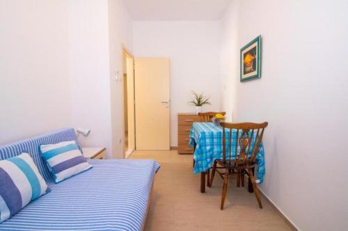 Apartments with parking space Baska, Krk - 23999